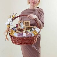 Большая чайная корзина  - Подарочный набор с чаем и сладостями