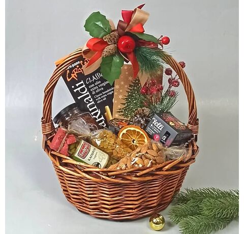 Новогодняя корзина с деликатесами: каперсы, томаты вяленые, орехи, закуски к вину и сыру - Подарочный продуктовый набор
