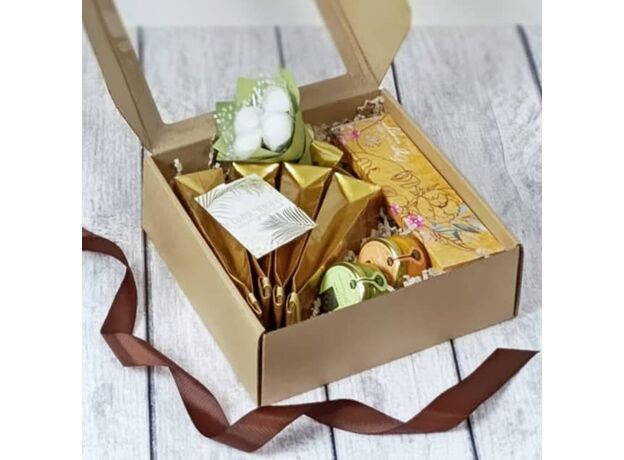 Подарочный набор чая и кофе для женщины с мини букетом